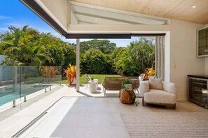 Téléviseur, foyer, livres