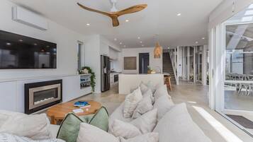 Fernseher, Kamin, Bücher