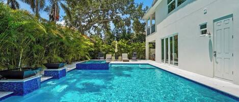 Alberca al aire libre y alberca climatizada