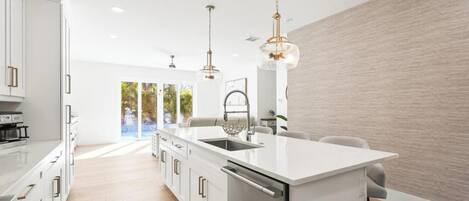 Réfrigérateur, four à micro-ondes, un four, surface de cuisson