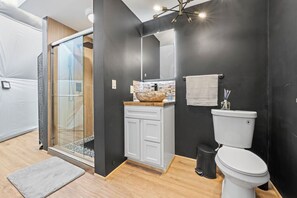 Shower, hair dryer, towels, soap - Luxury Glamping Dome 6 miles from Downtown Gatlinburg with all the amenities (Pigeon Forge)
