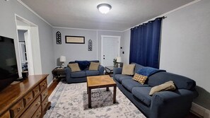 Living area - Central and Convenient Ground Floor Apartment (Oswego)
