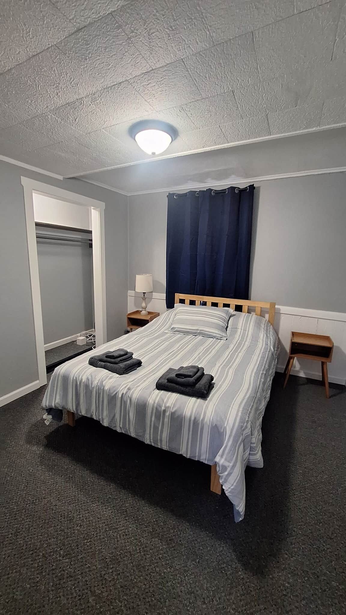 2 chambres, fer et planche à repasser, Wi-Fi, draps fournis