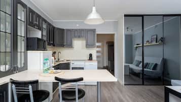 Fridge, microwave, oven, stovetop