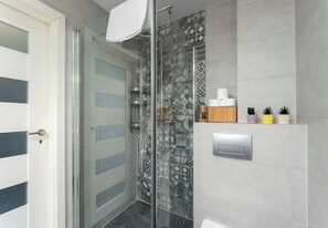 Shower, hair dryer, towels - Podgórze Pleasant Apartment (Kraków)