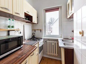 Kjøleskap, mikrobølgeovn, ovn og kokeplater