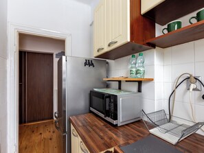 Een koelkast, een microgolfoven, een oven, een kookplaat