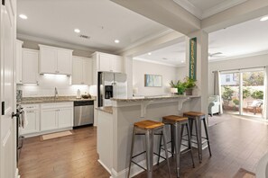 Private kitchen - Book a stay of two weeks or more and enjoy a complementary sunset cruise charter (St. Simons Island)