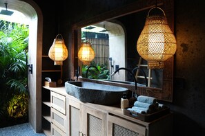 Ducha, secador de pelo, toallas y jabón