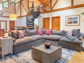 Una televisión, una chimenea