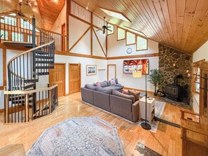 Una televisión, una chimenea