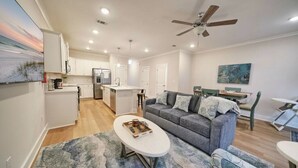 Eine moderne Wohnung mit Küche, Essbereich und Wohnzimmer.