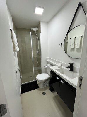 Sèche-cheveux, serviettes fournies, savon, papier toilette
