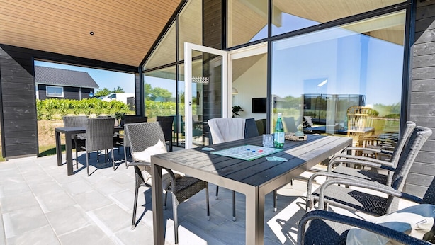 An outdoor patio with a dining table, chairs, and a board game. - VillaVilla 916 - Skåstrup Strand, Fyn og øer (Bogense)