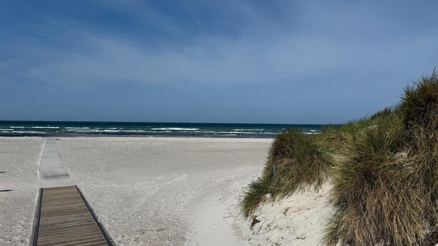 A sandy beach with a wooden boardwalk leading to the water, and dunes on the right. - VillaVilla 924 - Marielyst, Lolland/Falster/møn (Væggerløse)