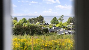 A residential area with houses, a body of water, and a clear sky. - VillaVilla 932 - Skåstrup Strand, Fyn og øer (Bogense)