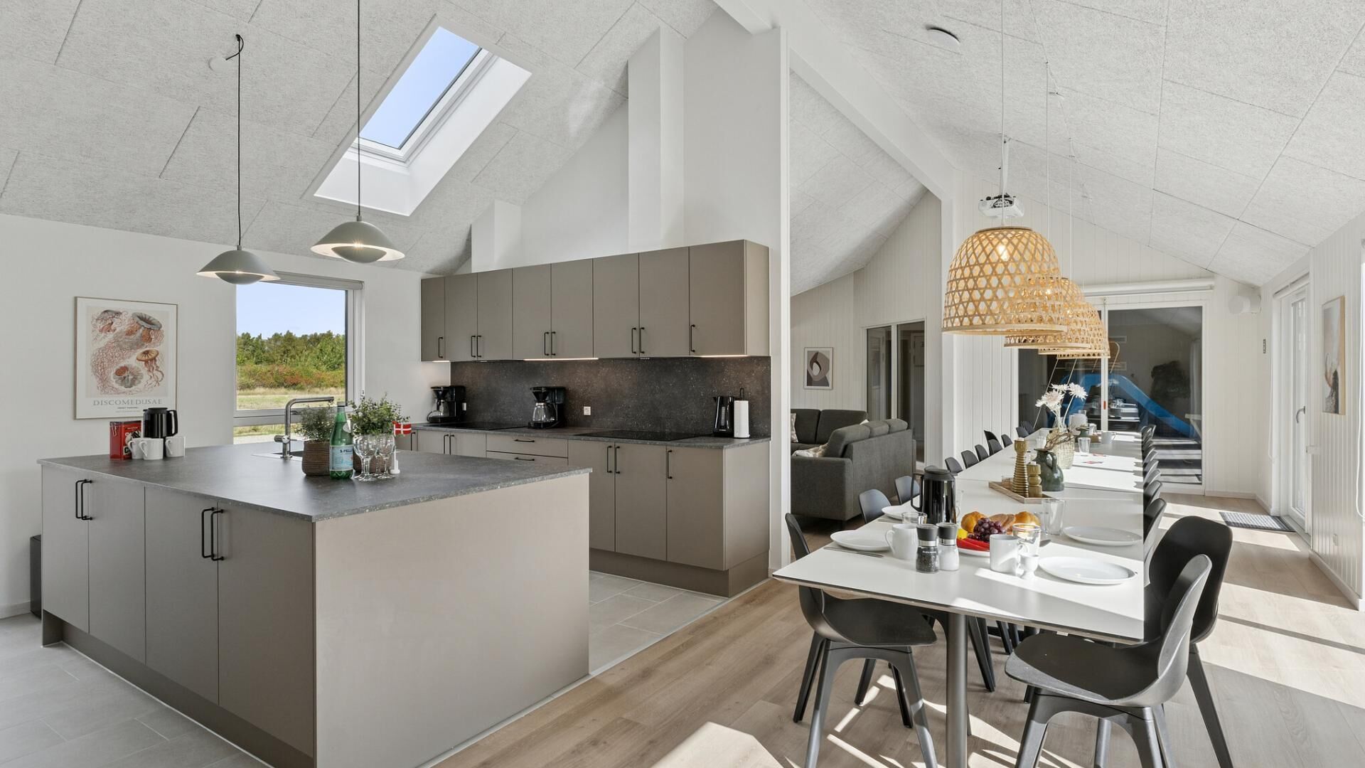 Kjøleskap, ovn, kokeplater og kaffetrakter/tekoker