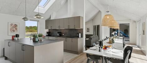 Refrigerador, horno, placa de cocina, cafetera/tetera