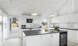 Fridge, microwave, oven, stovetop - VillaVilla 914 - Marielyst, Lolland/Falster/møn (Idestrup)