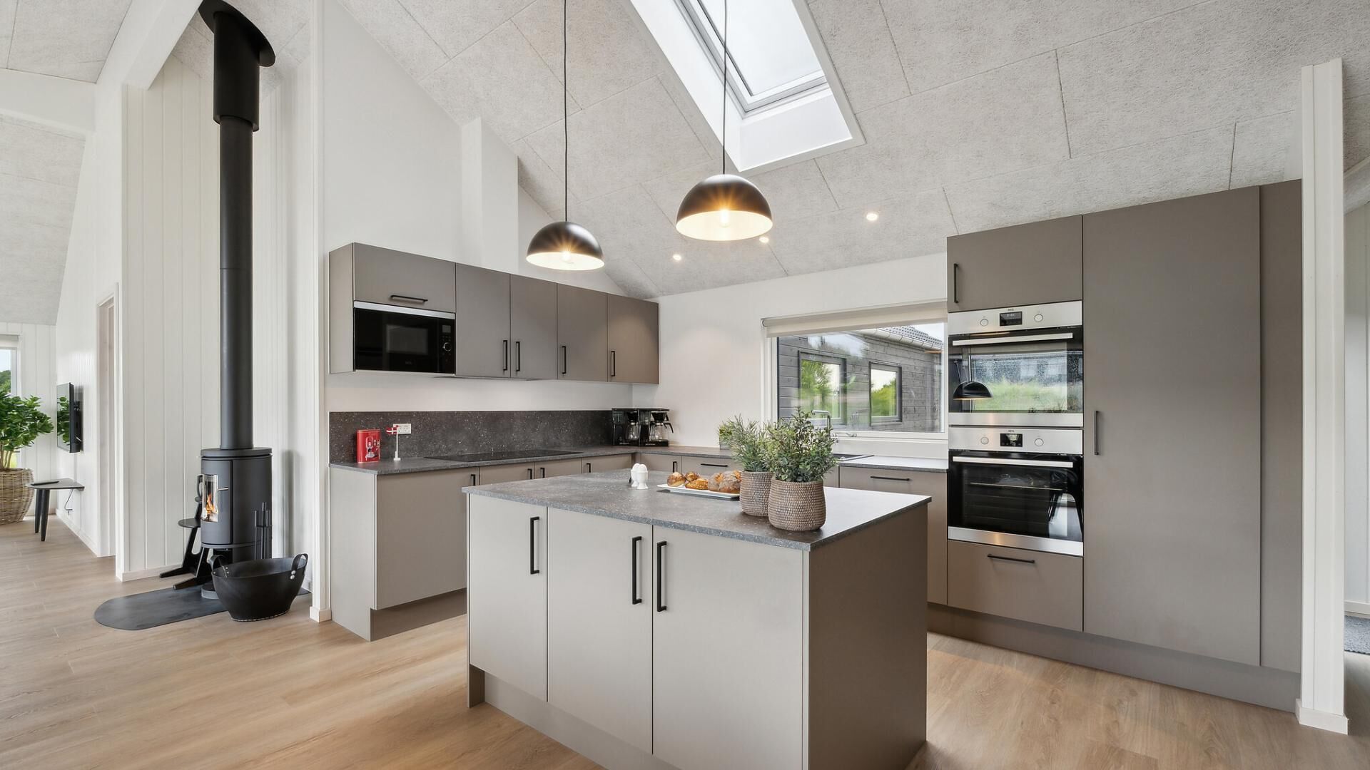 Kühlschrank, Ofen, Herdplatte, Wasserkocher mit Kaffee-/Teezubehör