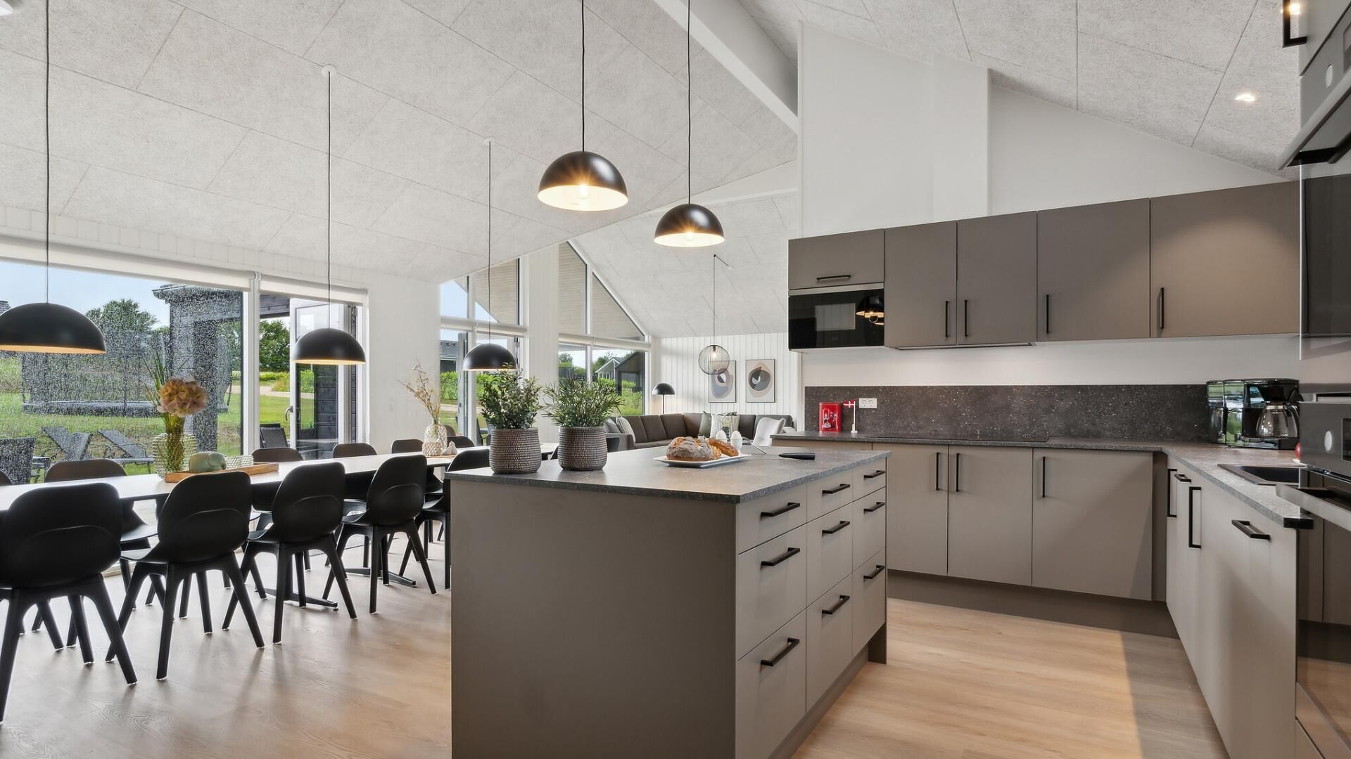 Fridge, oven, stovetop, coffee/tea maker