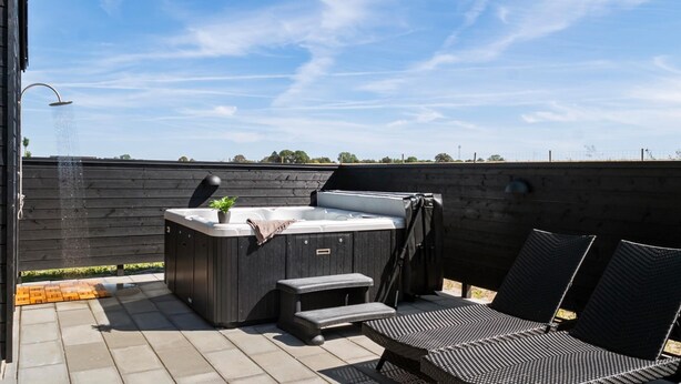 A rooftop patio with a hot tub, seating area, and a water feature. - VillaVilla 921 - Skåstrup Strand, Fyn og øer (Bogense)
