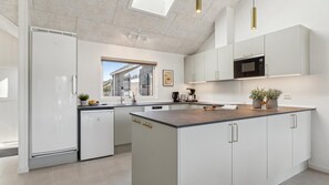 Kühlschrank, Ofen, Herdplatte, Wasserkocher mit Kaffee-/Teezubehör