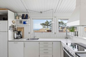 Fridge, microwave, oven, stovetop - Holiday home with fantastic sea view (Kalundborg)