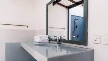 Dusche, Haartrockner, Bidet, Handtücher
