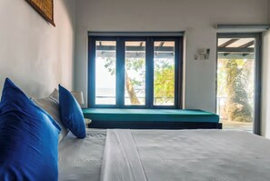 3 bedrooms, iron/ironing board, internet, bed sheets