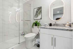 Toallas, jabón, papel de baño 