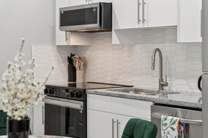 Private kitchen - 2BR Basement Suite + Sofa Bed | Near Airport (Calgary)