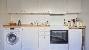 Coffee/tea maker, fridge, oven, stovetop