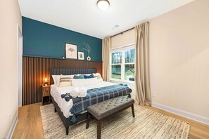 3 habitaciones, escritorio y tabla de planchar con plancha 