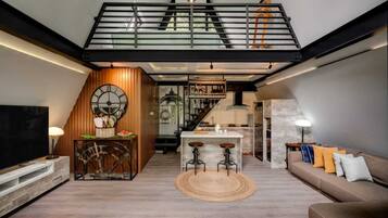 Chalet rustique exécutif, vue sur la montagne | Aire de séjour | Téléviseur à DEL de 55 po avec télévision numérique