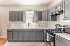 Apartment | 4 bedrooms - 4BR w Kitchen Free Parking EWR 15 NYC 30 Mins (Newark)