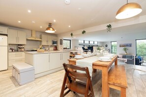 Fridge, microwave, oven, stovetop - Fairway Lodge for up to 8 adults and 2 children (St. Andrews)
