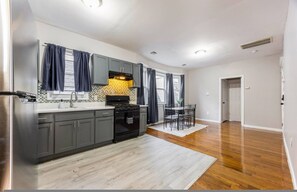 Apartment | 4 bedrooms - Downtown Newark NYC Just Minutes From This 4BR (Newark)