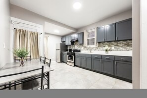 Apartment | 4 bedrooms - Near Hospital Fast Wifi WFH Mins to EWR NYC (Newark)