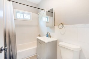 Apartment | 3 bedrooms - 4BR 5 Mins to University Hospital w Kitchen Wifi (Newark)