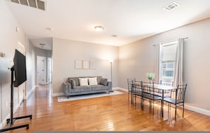 Apartment - 4BR 5 Mins to University Hospital w Kitchen Wifi (Newark)