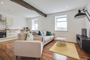 TV - Canal View 2BR Home for Families and Friends (Burnley)