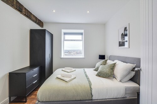 Canal View 2BR Home for Families and Friends