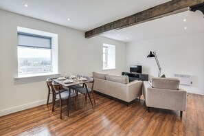 TV - Canal View 2BR Home for Families and Friends (Burnley)