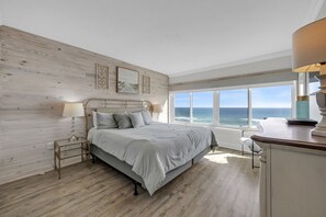 2 bedrooms, desk, iron/ironing board, WiFi - You are practically on the beach, it is that close! (Orange Beach)