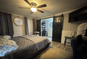 3 bedrooms, desk, iron/ironing board, free WiFi