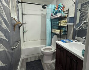 Dusche, Haartrockner, Handtücher, Seife