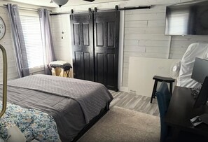 3 bedrooms, desk, iron/ironing board, free WiFi