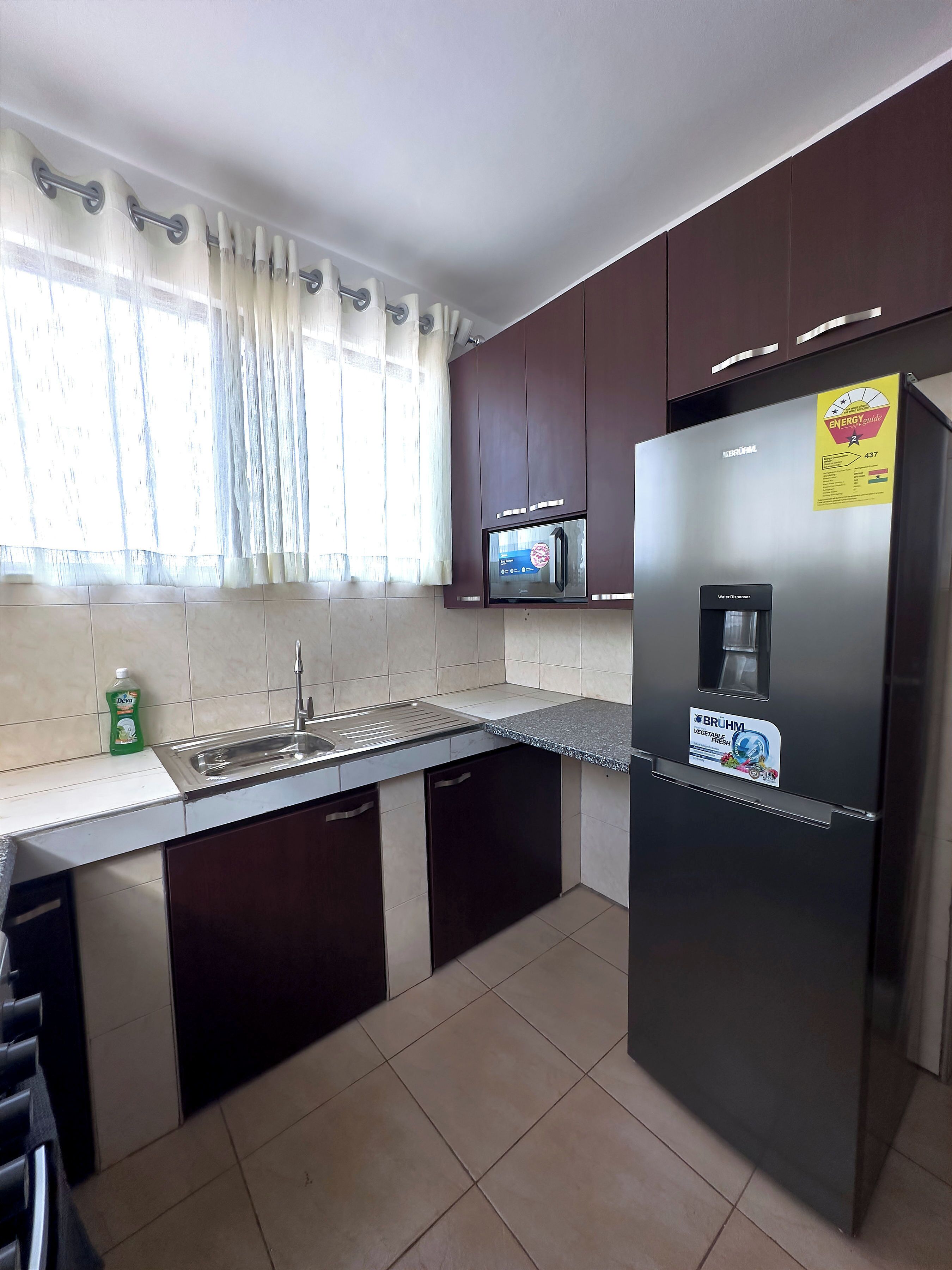 Frigorifero con congelatore, microonde, forno, piano cottura