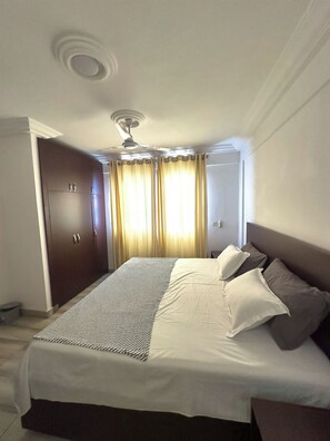 Blackout drapes, iron/ironing board, free WiFi - LuxeHomes (Tema)